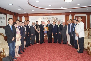 带团拜访泰国中华总商会并与主席互换纪念品